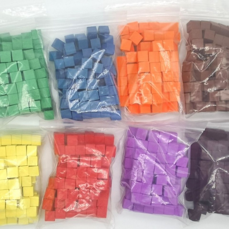 Board Game Impostor - 100 ชิ้น/ล็อต 10 มม.ไม้ก้อนลูกเต๋าที่มีสีสันหมากรุกชิ้นมุมขวาสําหรับ Token ปริศนาเกมกระดาน