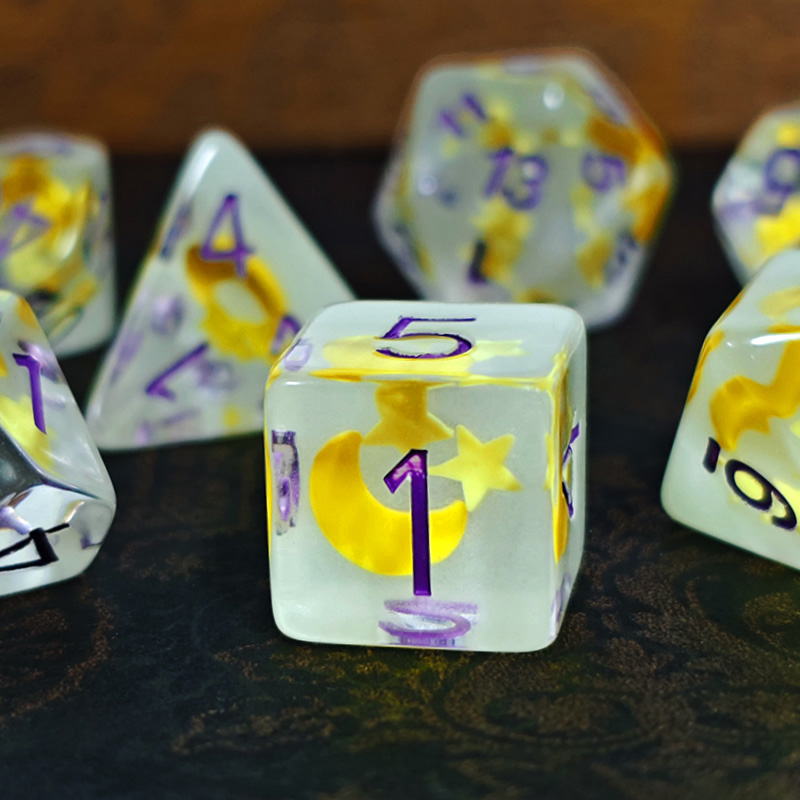 Board Game Dnd - ชุดลูกเต๋าเรืองแสง 7 ชิ้น/ชุด รูปดาวและพระจันทร์ ทำจากเรซิ่น สำหรับตกแต่งตัวเลขในเกม